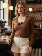 Dámský krátký svetr s mašlí hnědý Dstreet model 21988251 - FashionStreet