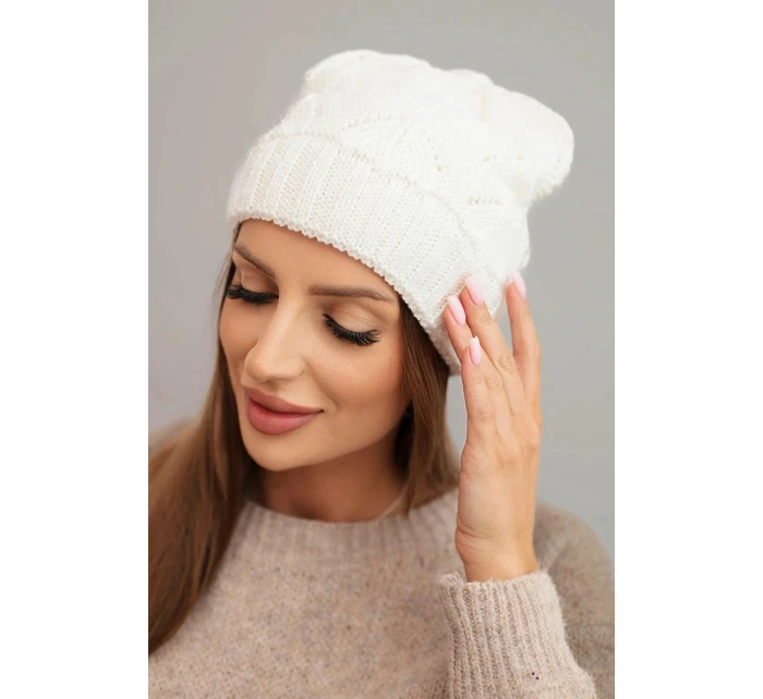 Dámská zimní čepice s vlnou a strukturální vazbou K432 ecru