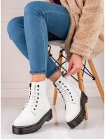 Výborné dámské kotníčkové boty bílé na plochém podpatku Výborné dámské kotníčkové boty bílé na plochém podpatku