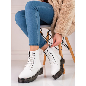 Výborné dámské  kotníčkové boty bílé na plochém podpatku
