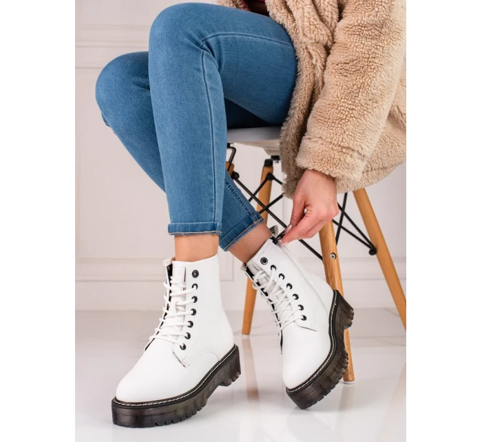 Výborné dámské kotníčkové boty bílé na plochém podpatku Výborné dámské kotníčkové boty bílé na plochém podpatku