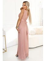 Dlouhé maxi šaty s a hlubokým výstřihem pudrově růžové model 22085441 - numoco basic Dlouhé maxi šaty s a hlubokým výstřihem pudrově růžové model 22085441 - numoco basic