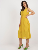 Tmavě žluté rozevláté šaty s řasením