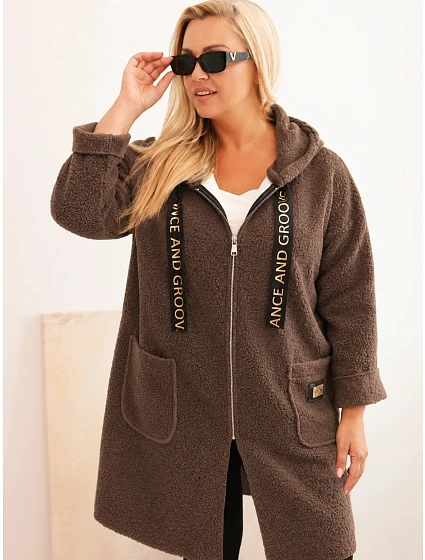 Dámský kabát Plus Size z umělé látky s kapucí a kapsami model 22324421 - K-Fashion
