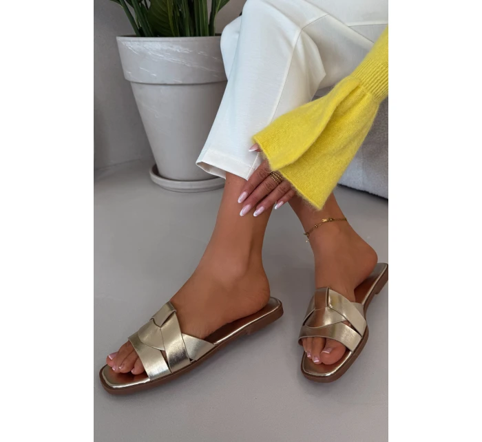 Dámské ploché pantofle s zlatými pásky model 21937376 - Boto