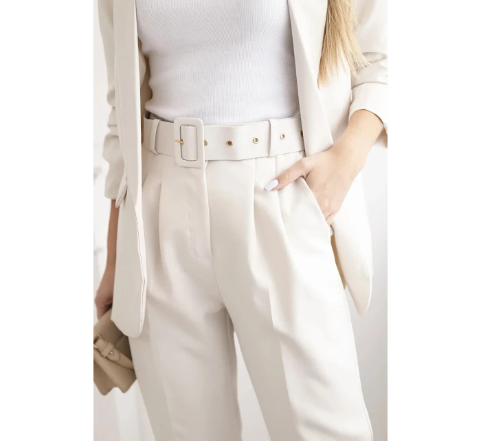 Elegantní souprava saka a kalhot světle béžové barvy Elegantní souprava saka a kalhot světle béžové barvy