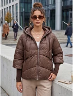 Krótka kurtka damska pikowana z kapturem brązowa model 22341011 - FashionStreet Krótka kurtka damska pikowana z kapturem brązowa model 22341011 - FashionStreet