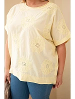Dámská bavlněná halenka Plus Size s model 22092374 květinami žlutá - K-Fashion