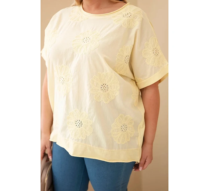 Dámská bavlněná halenka Plus Size s model 22092374 květinami žlutá - K-Fashion