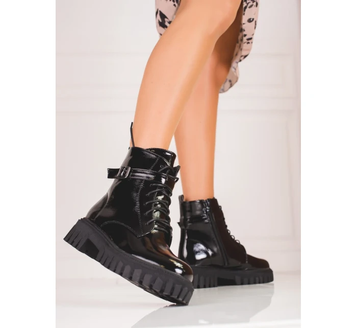 Komfortní dámské černé kotníčkové boty na plochém podpatku Komfortní dámské černé kotníčkové boty na plochém podpatku