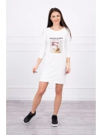 Šaty s potiskem model 18744170 ecru - K-Fashion Šaty s potiskem model 18744170 ecru - K-Fashion