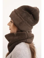 Dámský model 21495009 komplet čepice a nákrčník s ozdobnou nášivkou hnědý - K-Fashion