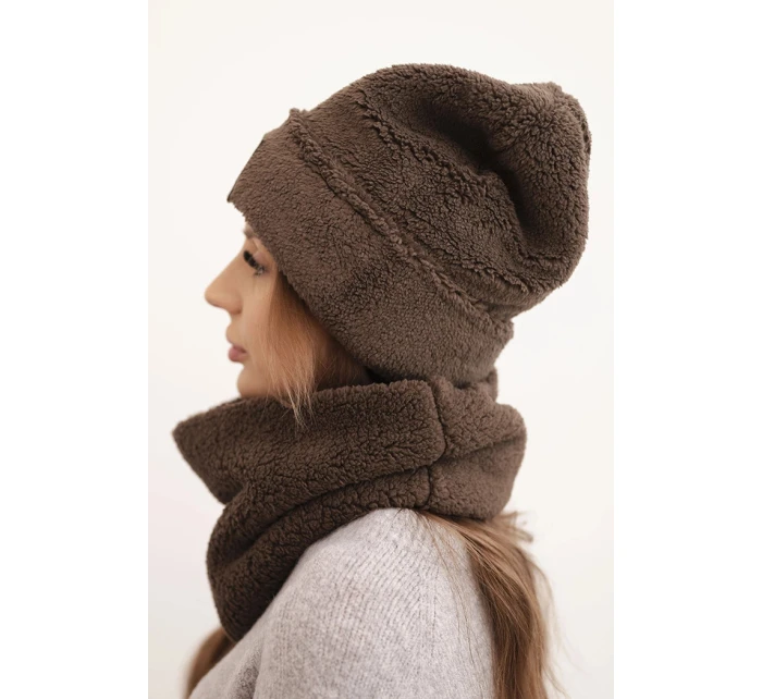 Dámský model 21495009 komplet čepice a nákrčník s ozdobnou nášivkou hnědý - K-Fashion