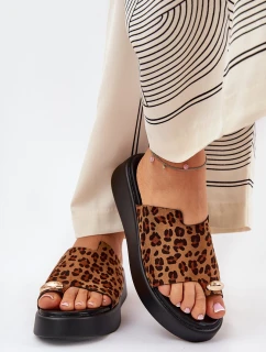 Dámské sandály na platformě a nízkém klínku s ozdobným detailem imitace leopardí kůže hnědé Saqesse