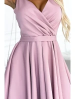 Dámské šaty ve špinavě růžové barvě s delším zadním výstřihem a páskem model 18794997 - numoco