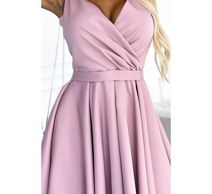 Dámské šaty ve špinavě růžové barvě s delším zadním výstřihem a páskem model 18794997 - numoco