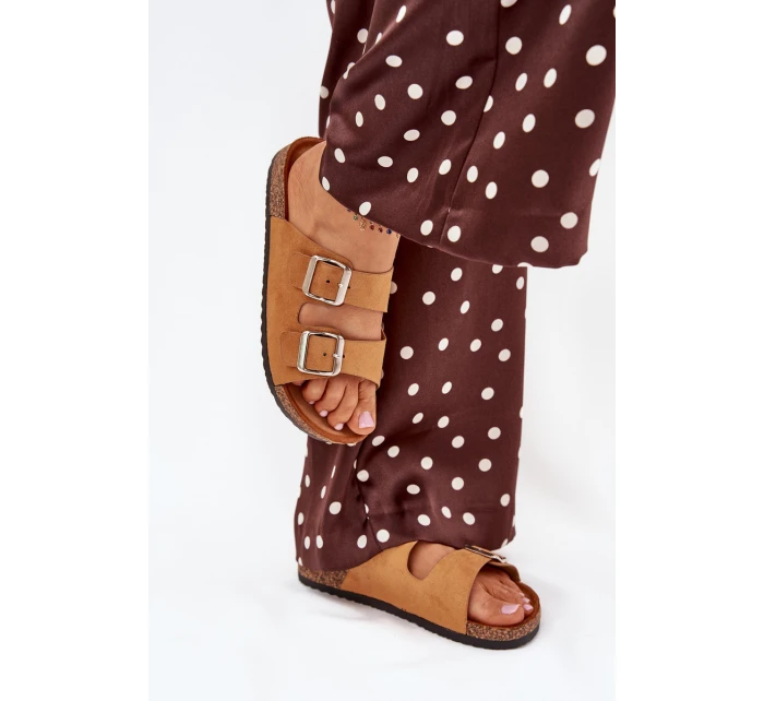 Dámské sandály na korkové platformě s přezkami Camel model 21704361 - Boto Dámské sandály na korkové platformě s přezkami Camel model 21704361 - Boto