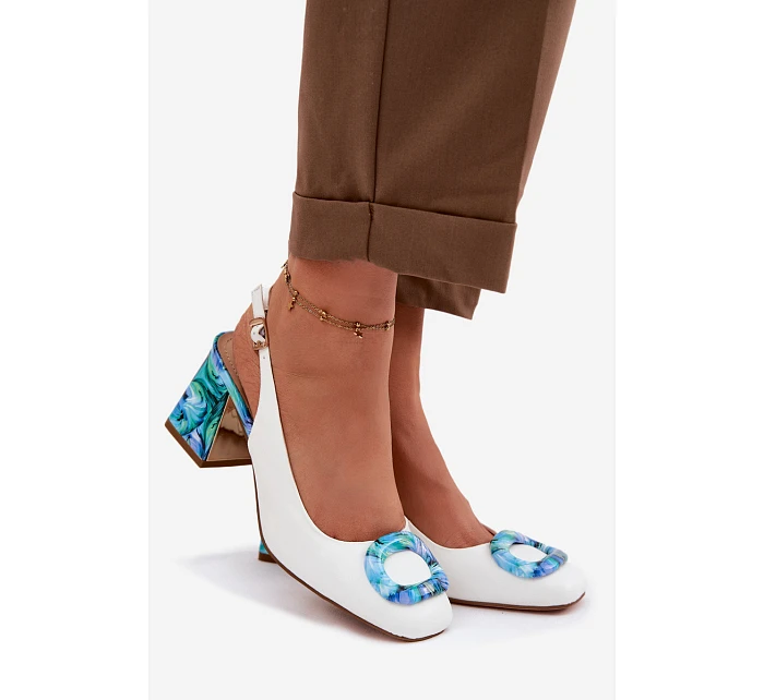 Kožené dámské sandály na podpatku s přezkou D&A model 22100330 bílé - S.Barski Kožené dámské sandály na podpatku s přezkou D&A model 22100330 bílé - S.Barski