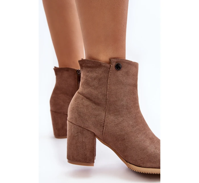 Zamšové dámské botky na podpatku hnědé Selela Zamšové dámské botky na podpatku hnědé Selela
