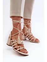 Šněrovací sandály na nízkém podpatku zdobené béžové model 21661665 - EVENTO Šněrovací sandály na nízkém podpatku zdobené béžové model 21661665 - EVENTO