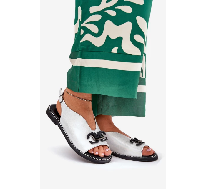 Sandály Na Ploché Podpatky S Dekorací Eko Kůže Stříbrné Tillireta Sandály Na Ploché Podpatky S Dekorací Eko Kůže Stříbrné Tillireta