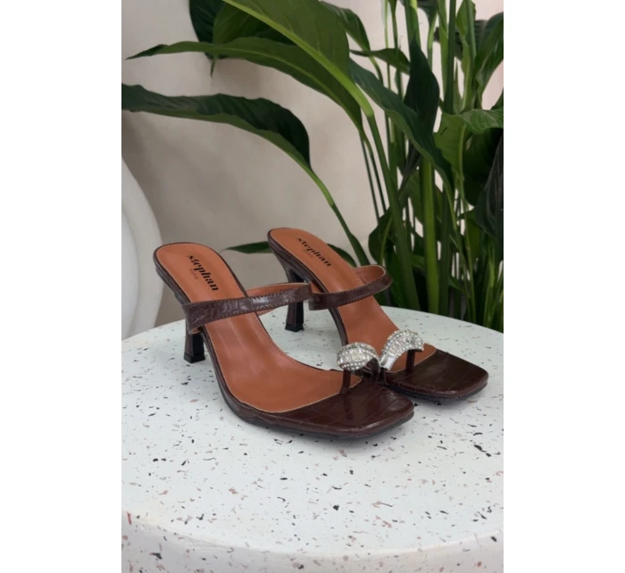 Dámské lodičky na s ozdobným detailem Čokoládové model 21943388 - Boto