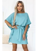 model 22015591 SOFIA Motýlí šaty se zavazováním v pase pastelově tyrkysové - numoco model 22015591 SOFIA Motýlí šaty se zavazováním v pase pastelově tyrkysové - numoco