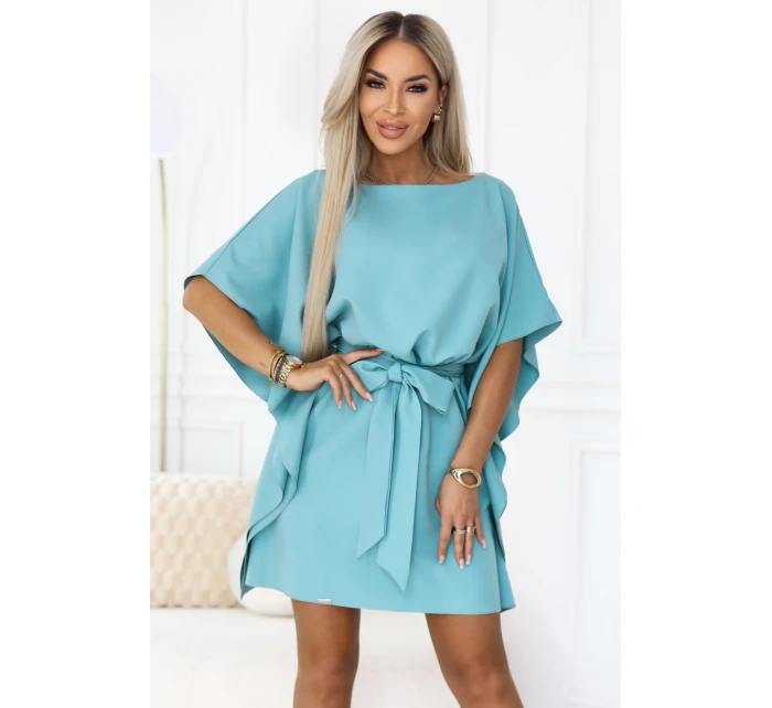 model 22015591 SOFIA Motýlí šaty se zavazováním v pase pastelově tyrkysové - numoco model 22015591 SOFIA Motýlí šaty se zavazováním v pase pastelově tyrkysové - numoco