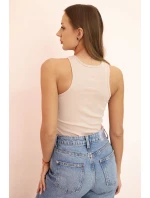 Dámská blůza s výstřihem a ozdobnou sponou model 21217863 - K-Fashion