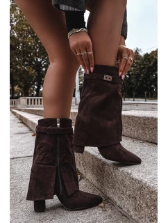 Zateplené dámské kozačky na podpatku s ozdobným páskem čokoládové model 21715350 - Boto