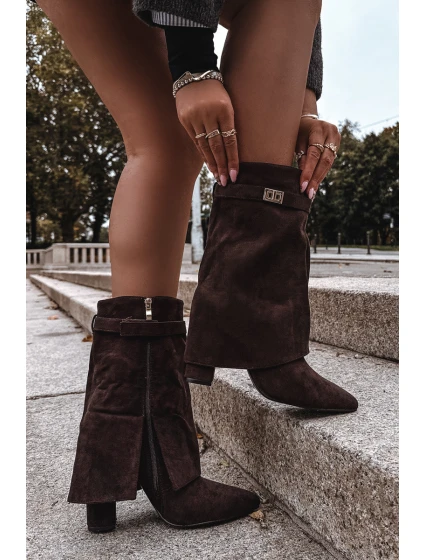 Zateplené dámské kozačky na podpatku s ozdobným páskem čokoládové model 21715350 - Boto