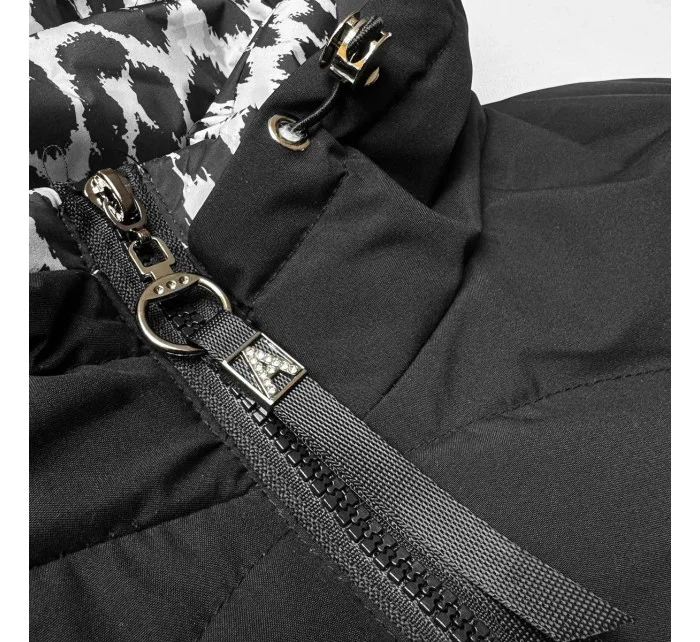 Krátká černá dámská volná bunda s panteřím motivem Miss model 21032325 - Miss TiTi Krátká černá dámská volná bunda s panteřím motivem Miss model 21032325 - Miss TiTi