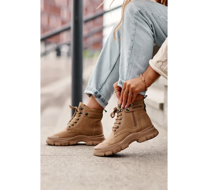 Ocieplené semišové dámské botky traperky béžové Jailina Ocieplené semišové dámské botky traperky béžové Jailina