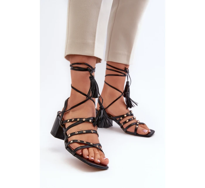 Šněrovací sandály na nízkém podpatku zdobené špendlíky černé Chrisele Šněrovací sandály na nízkém podpatku zdobené špendlíky černé Chrisele