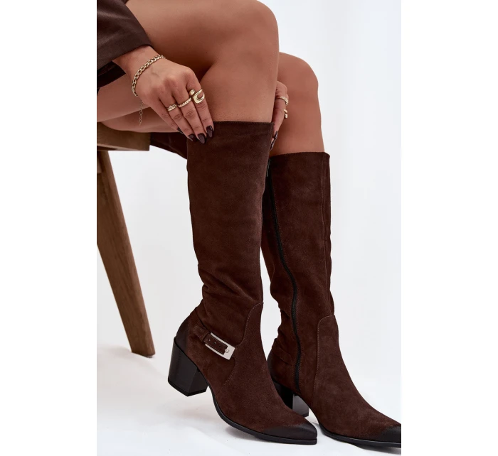 Kožené semišové kozačky na podpatku s přezkou  Čokoládové model 21744813 - Zazoo