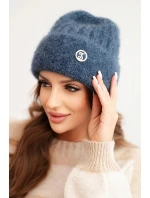 Dámská čepice pruhovaná z viskózy model 21441572 s ozdobným kovovým knoflíkem džínová barevná - K-Fashion