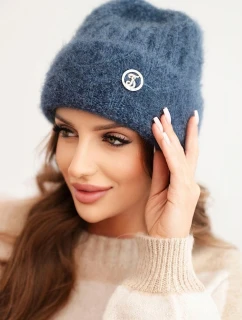 Dámská čepice pruhovaná z viskózy model 21441572 s ozdobným kovovým knoflíkem džínová barevná - K-Fashion