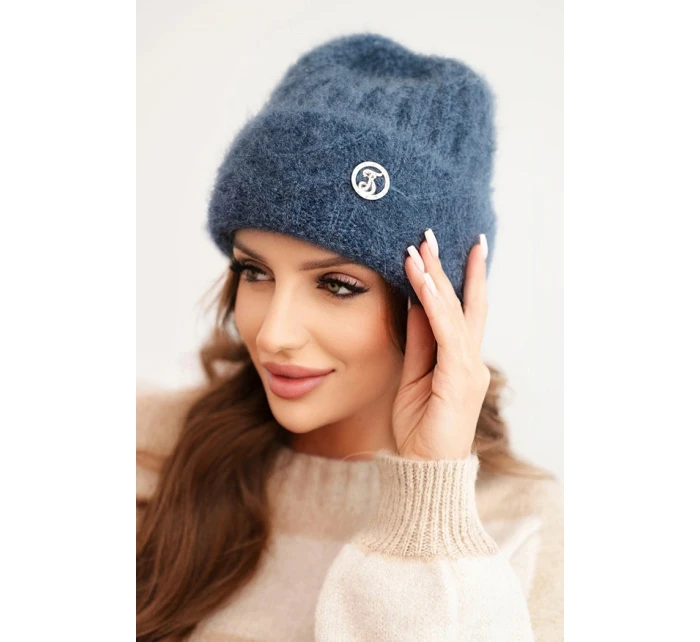 Dámská čepice pruhovaná z viskózy model 21441572 s ozdobným kovovým knoflíkem džínová barevná - K-Fashion