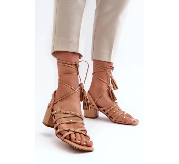 Šněrovací sandály na nízkém podpatku zdobené cvočky Camel Chrisele