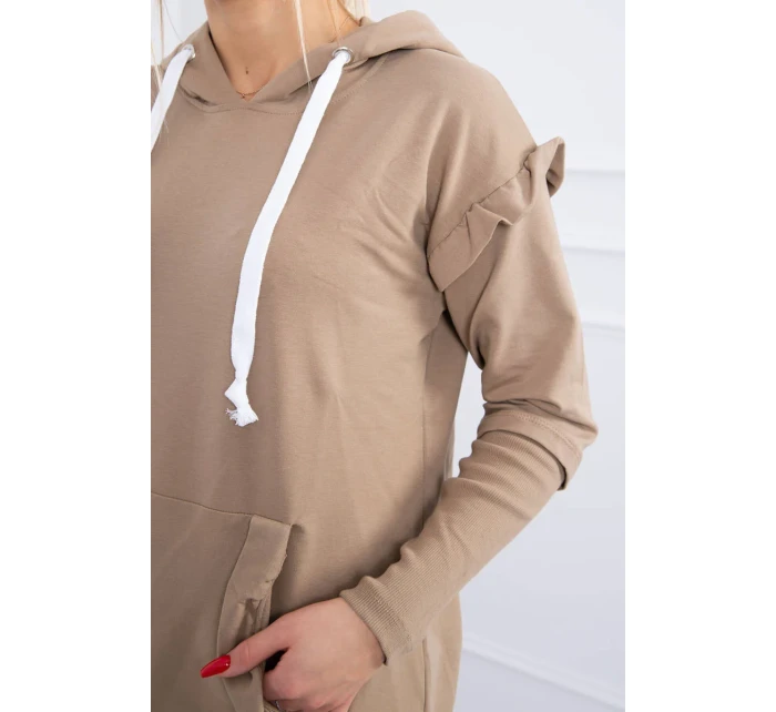 Šaty s ozdobnými volánky a kapucí camel