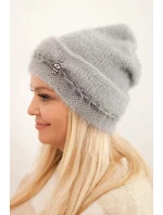 Dámská zimní čepice model 21441678 s perlami a ozdobným vzorem šedá - K-Fashion Dámská zimní čepice model 21441678 s perlami a ozdobným vzorem šedá - K-Fashion