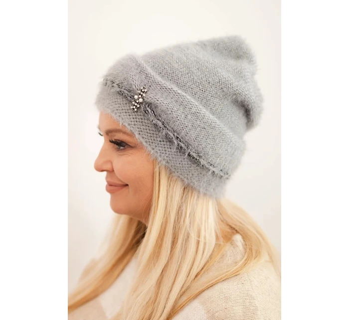 Dámská zimní čepice model 21441678 s perlami a ozdobným vzorem šedá - K-Fashion Dámská zimní čepice model 21441678 s perlami a ozdobným vzorem šedá - K-Fashion