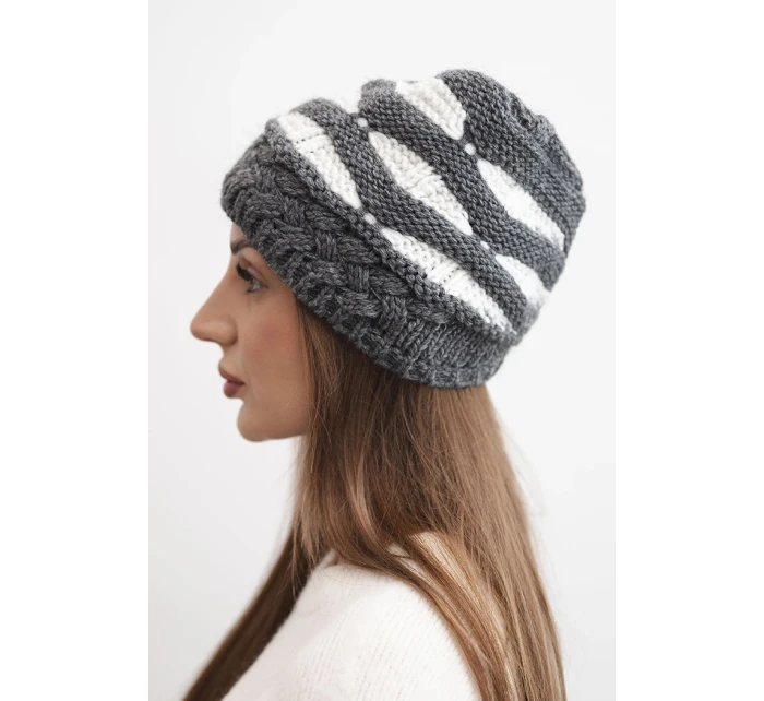 Dámská zimní čepice z vlny v hrubém úpletu a pruhy K465 grafitová + bílá