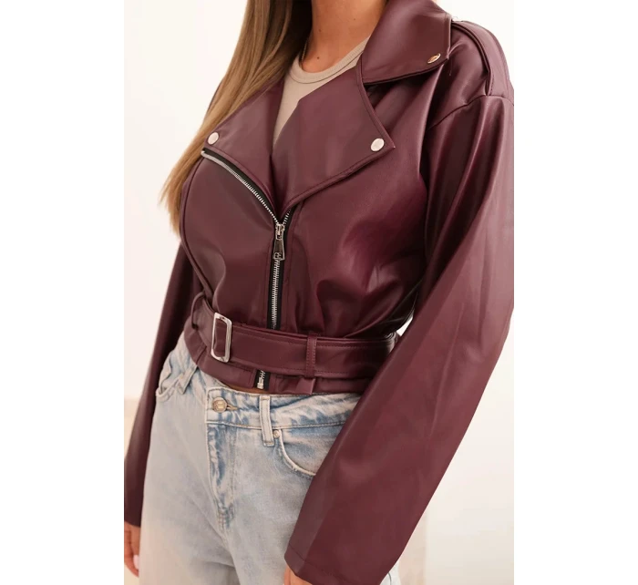 Dámská krátká bunda z eko kůže s páskem a límcem bordová