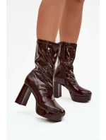 Lakované dámské kotníkové boty na platformě a sloupkovém podpatku čokoládové model 21711487 - Boto Lakované dámské kotníkové boty na platformě a sloupkovém podpatku čokoládové model 21711487 - Boto