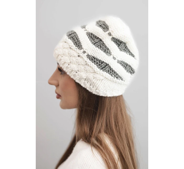 Dámská zimní čepice z vlny v hrubém pletení a pruhy K465 ecru + grafitová Dámská zimní čepice z vlny v hrubém pletení a pruhy K465 ecru + grafitová