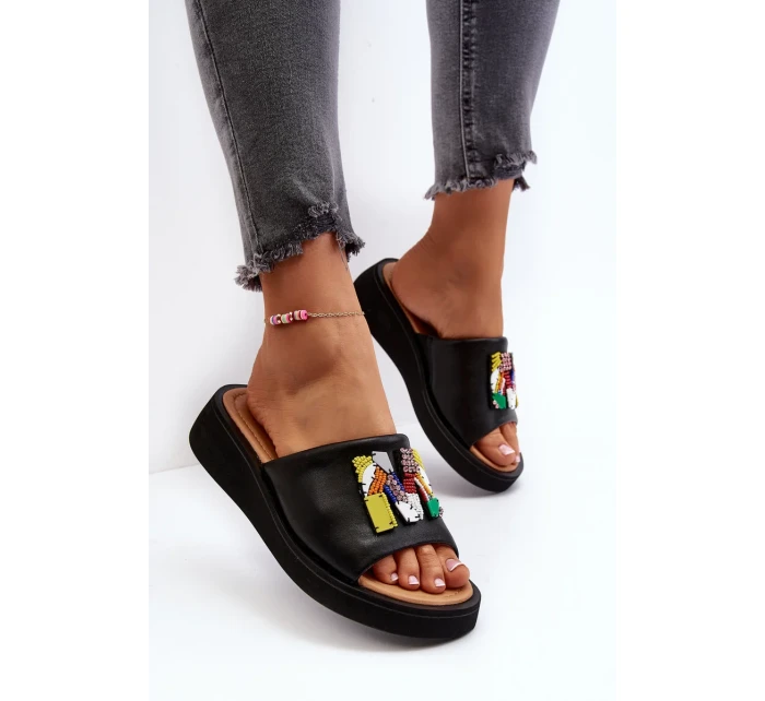 Dámské kožené pantofle s černým zdobením Asames