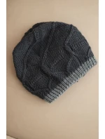 Dámská zimní čepice z vlny s proplétaným vzorem K443 grafitová Dámská zimní čepice z vlny s proplétaným vzorem K443 grafitová