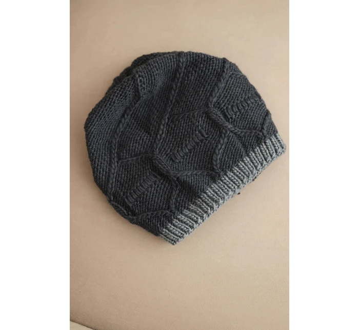 Dámská zimní čepice z vlny s proplétaným vzorem K443 grafitová Dámská zimní čepice z vlny s proplétaným vzorem K443 grafitová