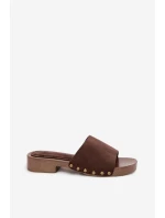 Dámské pantofle na nízkém podpatku se zlatými sponami čokoládové model 21919202 - EVENTO